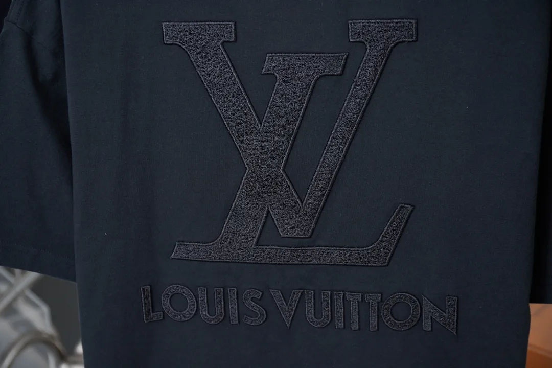 🅿️190 1V 25SS early spring new style Hydrosol embroidered LV letter short sleeves Light luxury essential item for daily commuting for men and women Correct version Welcome to compare Detailed features · 320g 100% pure cotton double yarn jersey fabric · Custom dyed in the same vat, special thickened 32 pieces double-strand 1X1 thread · Imported Tajima machine hydrosol embroidered LV letter logo on the front and back. Garment-washable embroidery hydrosol makes the embroidery offset printing softer and not stiff · Double-needle cross-stitching process · Original main mark washed tag brand moisture-proof paper packaging Color: black/white/burgundy Size: S/M/L/XL
